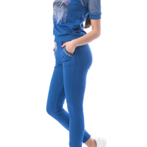 Trening albastru cu glugă croială lejeră. Iese din tipare datorită combinațiilor de materiale